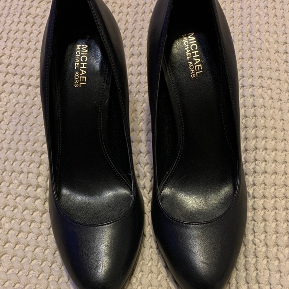 Michael Kors Classic Black Heels - Picture 1 of 8